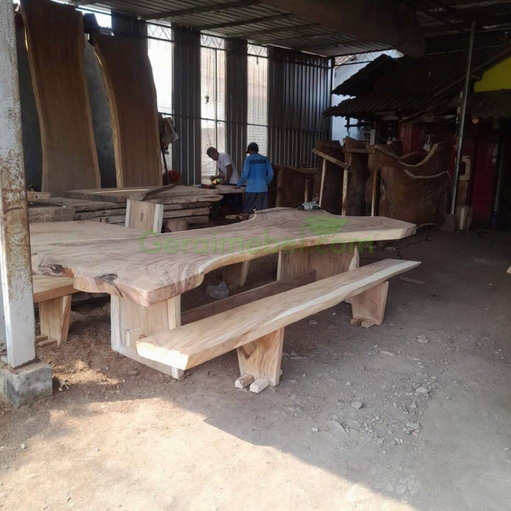 Meja Makan Solid Wood Trembesi Natural