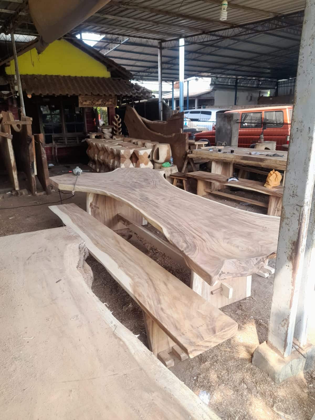 Meja Makan Solid Wood Trembesi Unnatural