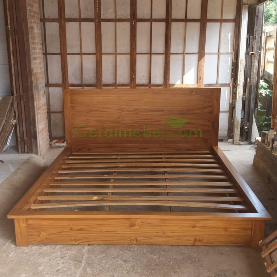 Sebuah kamar wajib memiliki Dipan Tempat Tidur Minimalis Kayu Jati. Karena kenyamanan kita beristirahat itu harus didukung dengan interior furniture yang terbaik