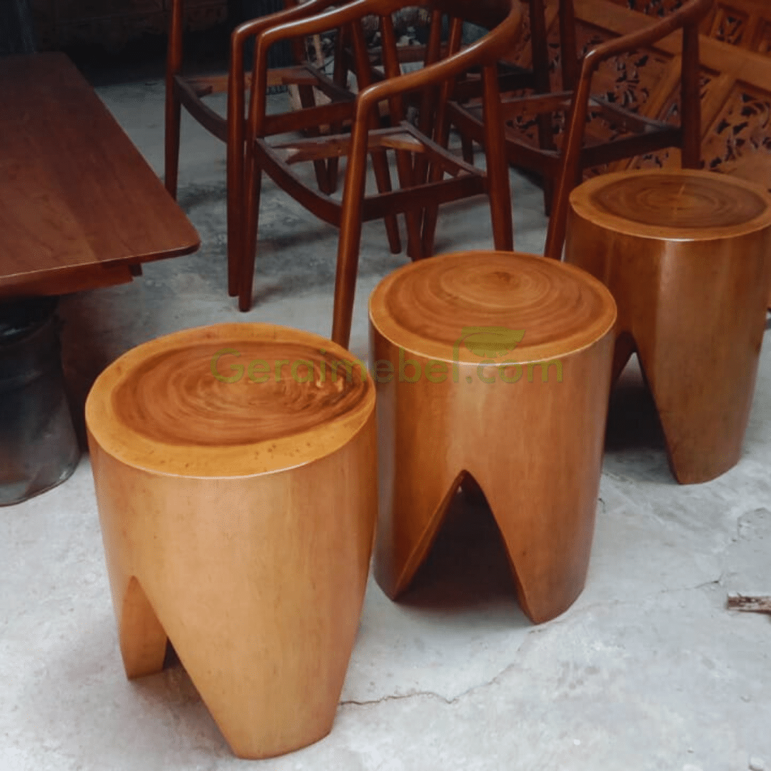 stool kayu bulat minimalis, meja hias kayu unik, kursi kayu bulat modern, stool kayu estetik, furniture kayu minimalis, meja kecil dari kayu, dekorasi rumah minimalis, interior natural dan modern