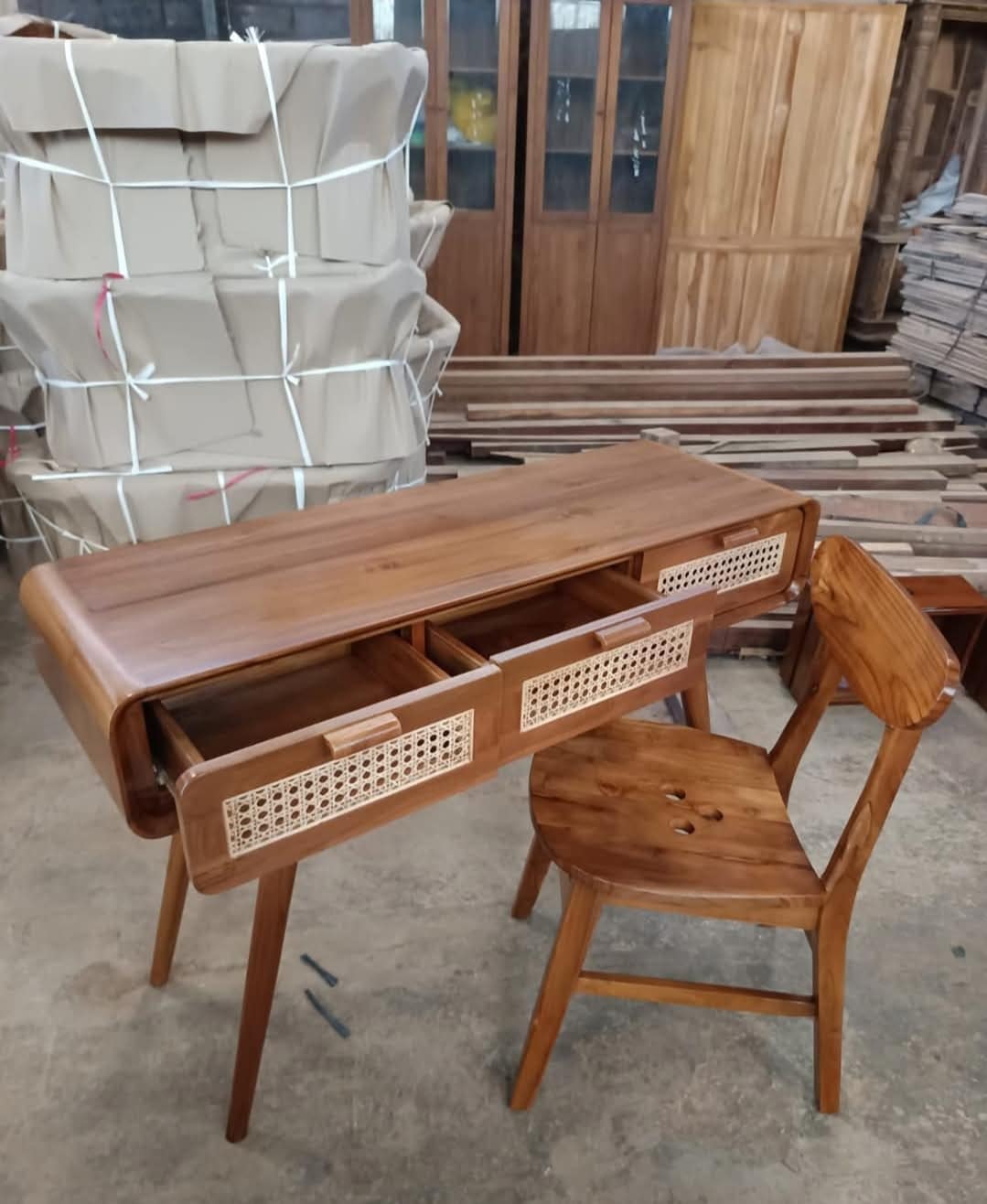 meja kerja rotan minimalis