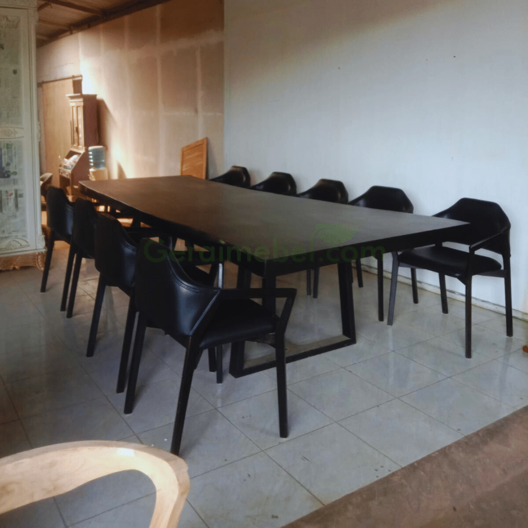 Desain Ruang Makan Minimalis Modern dengan Set Meja Makan Kayu dan Kursi Kulit Elegan